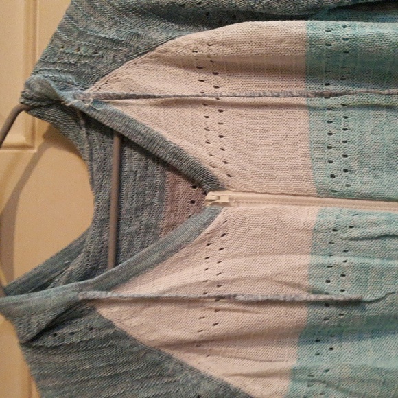 🛑SOLD🛑Womens zip up sweater (M) with hood, BLUE, WHITE, GRAY - Picture 2 of 5